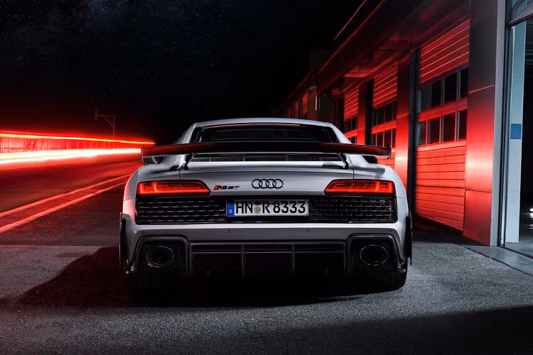 Khối động cơ xăng V10 hút khí tự nhiên với dung tích 5.2L có thể sản sinh lượng công suất lên đến 620 mã lực (456 kW), mô-men xoắn cực đại 565 Nm. Những thông số này đều đã được cải tiến, lần lượt mạnh hơn 50 và 15 đơn vị so với R8 Performance RWD. Như vậy, phiên bản R8 GT RWD 2023 chính thức trở thành mẫu xe R8 dẫn động cầu sau mạnh nhất trong lịch sử Audi.