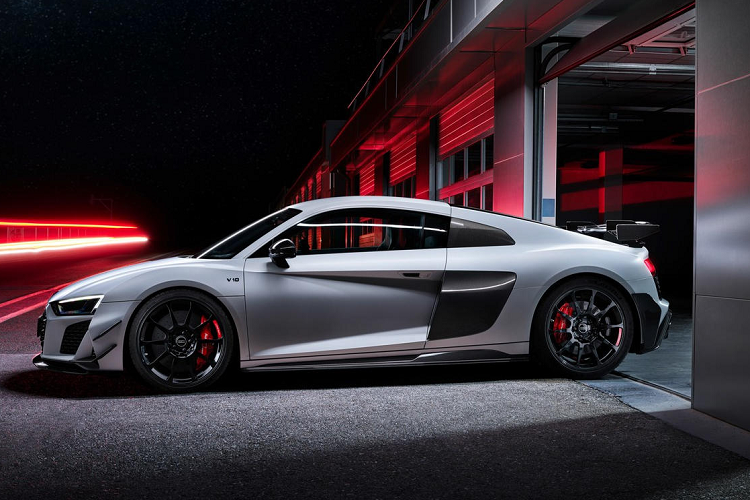 Được giới hạn số lượng chỉ 333 chiếc trên phạm vi toàn thế giới, siêu xe Audi R8 GT RWD 2023 kế thừa tinh thần của phiên bản R8 GT thế hệ đầu tiên từng xuất hiện năm 2010 và sẽ được mang huy hiệu gắn số thứ tự nhằm khẳng định sự độc đáo cho người mua.