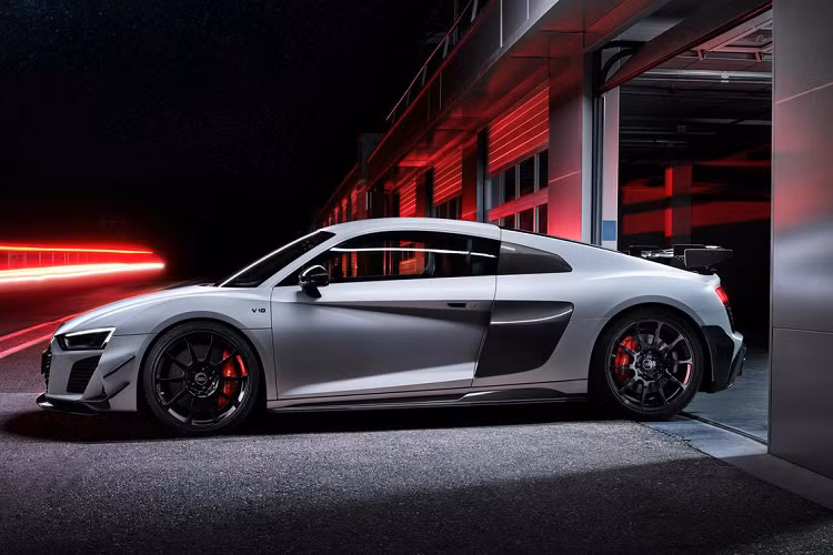 Được giới hạn số lượng chỉ 333 chiếc trên phạm vi toàn thế giới, siêu xe Audi R8 GT RWD 2023 kế thừa tinh thần của phiên bản R8 GT thế hệ đầu tiên từng xuất hiện năm 2010 và sẽ được mang huy hiệu gắn số thứ tự nhằm khẳng định sự độc đáo cho người mua.