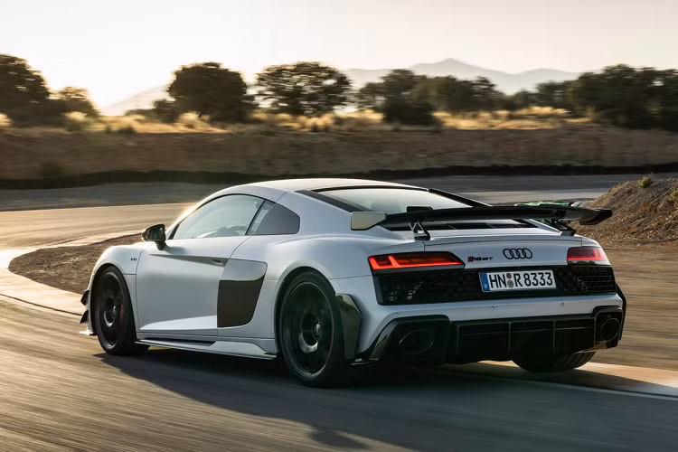 Ngoài ra, nếu khách hàng có nhu cầu cao hơn thì Audi sẵn sàng cung cấp thêm tùy chọn lò xo giảm xóc với khả năng tùy chỉnh độ nén compression và độ hồi rebound.