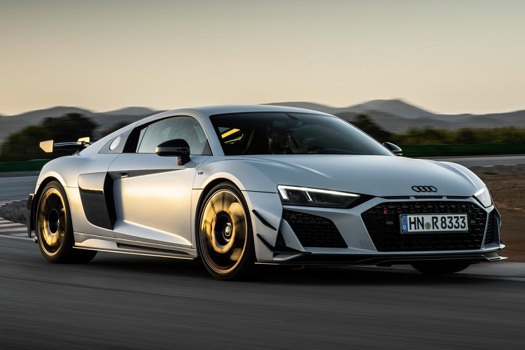 Audi đã công bố kế hoạch điện hóa toàn bộ danh mục sản phẩm của mình từ nhiều năm trước, nên hãng cần phải tìm cách "xử lý" những khối động cơ đốt trong đang còn tồn kho. Một trong những phương án khả thi nhất là đem trang bị chúng vào các mẫu xe phiên bản đặc biệt và với tiêu chí đó, Audi R8 GT RWD 2023 mới đã ra đời.