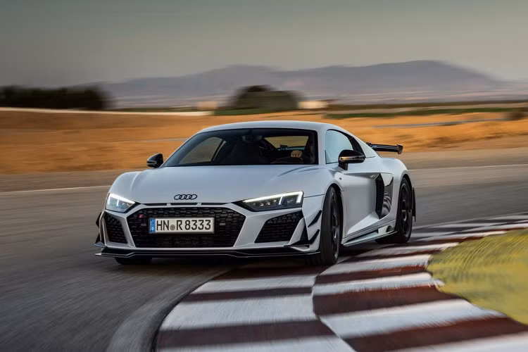 Bên trong nội thất, các tông màu đỏ-đen đậm chất thể thao được thể hiện xuyên suốt ở vô-lăng, táp-lô, cửa, ghế, dây an toàn... Là mẫu xe dành cho người lái nên mọi thông tin chỉ được hiển thị ở màn hình nằm sau vô-lăng, xe hoàn toàn không có thêm màn hình nào khác. Các cụm chỉnh điều hòa và hệ thống xe đều ở dạng nút vật lý truyền thống.