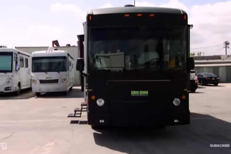 Tổng thể cabin có bố trí bao gồm hơn 1 phòng tắm chính và 1 phòng tắm phụ, 7 tv (tất nhiên là bao gồm 1 chiếc trong phòng tắm dành cho khách), 2 lò sưởi, và hệ thống an ninh đầy đủ chức năng.