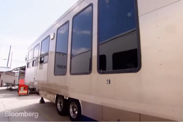 Nhằm đảm bảo những người nổi tiếng giữ được địa vị xã hội của họ khi mời khách đến chơi, khu vực phòng khách và bếp của chiếc motorhome này đã được thiết kế để mang lại cảm giác giống một gian phòng lớn tiện nghi.