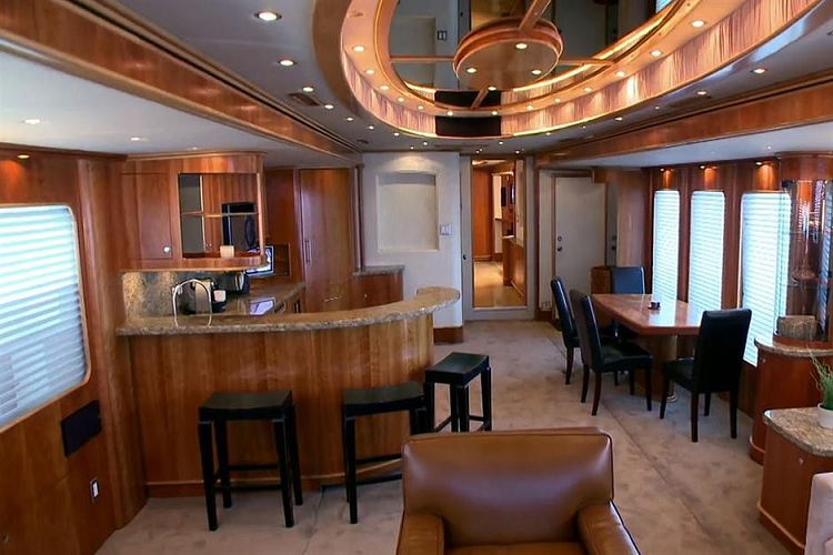 Về cơ bản, chiếc motorhome sang trọng này được thiết kế để trở thành một ngôi nhà di động đúng nghĩa cho những người ngôi sao nổi tiếng hạng A. Trong video trên, chủ sở hữu công ty David Rovsek giải thích rằng chiếc xe moóc cụ thể này đã may mắn trở thành một phần của hai bộ phim “Inception” và “Money Ball”. Bên cạnh đó, ông ấy cũng tự hào rằng một trong những sản phẩm của mình đã từng hộ tống Will Smith đi công tác ở Louisiana.