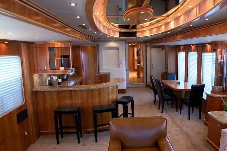 Về cơ bản, chiếc motorhome sang trọng này được thiết kế để trở thành một ngôi nhà di động đúng nghĩa cho những người ngôi sao nổi tiếng hạng A. Trong video trên, chủ sở hữu công ty David Rovsek giải thích rằng chiếc xe moóc cụ thể này đã may mắn trở thành một phần của hai bộ phim “Inception” và “Money Ball”. Bên cạnh đó, ông ấy cũng tự hào rằng một trong những sản phẩm của mình đã từng hộ tống Will Smith đi công tác ở Louisiana.