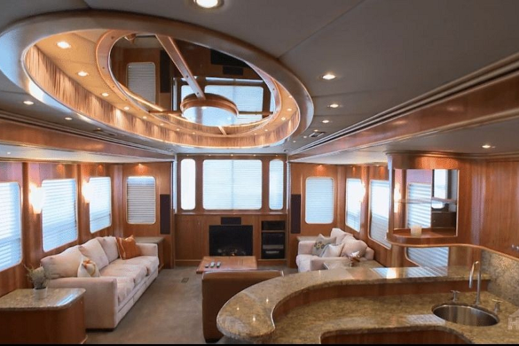 Trong khi đa số mọi người sẽ cảm thấy hài lòng với một chiếc bán tải chuyển đổi thành motorhome với giá cả phải chăng, những ngôi sao hạng A của Hollywood lại cần đến một thứ gì đó chuyên nghiệp, đẳng cấp hơn. Đó là lý do tồn tại của King Kong Production Vehicles, một công ty tự xưng hàng đầu trong lĩnh nhà di động hạng sang. Đánh giá từ chiếc motorhome đặc biệt từng được thuê bởi các ngôi sao như Leonardo DiCaprio và Brad Pitt...