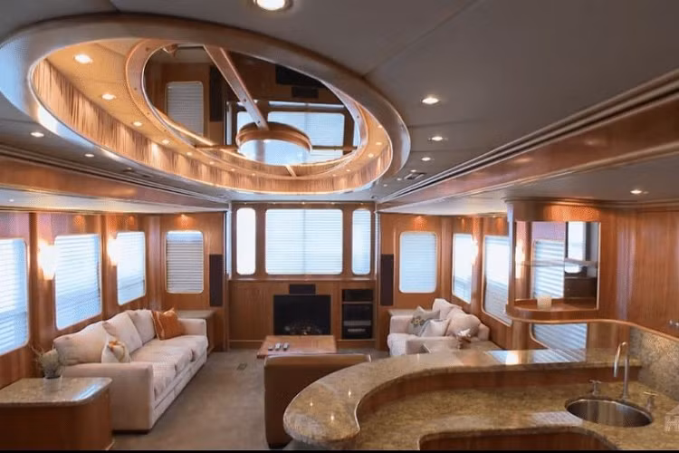 Trong khi đa số mọi người sẽ cảm thấy hài lòng với một chiếc bán tải chuyển đổi thành motorhome với giá cả phải chăng, những ngôi sao hạng A của Hollywood lại cần đến một thứ gì đó chuyên nghiệp, đẳng cấp hơn. Đó là lý do tồn tại của King Kong Production Vehicles, một công ty tự xưng hàng đầu trong lĩnh nhà di động hạng sang. Đánh giá từ chiếc motorhome đặc biệt từng được thuê bởi các ngôi sao như Leonardo DiCaprio và Brad Pitt...