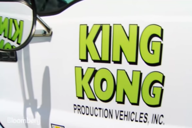 Để các ngôi sao cảm thấy sang chảnh nhất có thể trong khi làm tắm rửa sau một ngày vất vả trên phim trường, phòng tắm chính của chiếc motorhome triệu đô đã được lắp đặt một vòi tắm hoa sen được thiết kế riêng và sản xuất bằng kính tái chế. Chỉ riêng thiết bị này đã tốn 50.000 USD để lắp đặt, và các người thợ thủ công đã mất 2 tuần để lắp ráp mọi thứ.