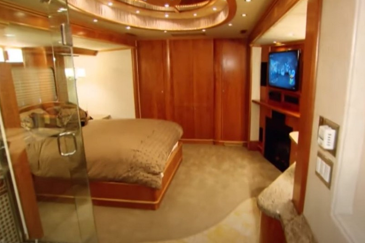 Một khi vào bên trong, Rosvek cho biết rằng toàn bộ không gian sang trọng dành cho người nổi tiếng có chiều dài lên tới 16 mét. Với chi phí chế tạo 1,5 triệu USD và giá thuê 6.000 USD/tuần, đây chắc chắn là chiếc motorhome xa hoa nhất mà công ty có sẵn cho các khách hàng của mình.