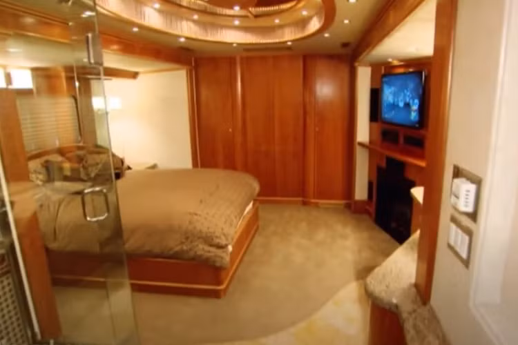 Một khi vào bên trong, Rosvek cho biết rằng toàn bộ không gian sang trọng dành cho người nổi tiếng có chiều dài lên tới 16 mét. Với chi phí chế tạo 1,5 triệu USD và giá thuê 6.000 USD/tuần, đây chắc chắn là chiếc motorhome xa hoa nhất mà công ty có sẵn cho các khách hàng của mình.