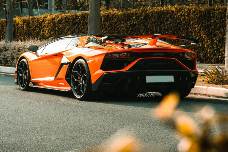 Nhắc đến dòng Aventador SVJ, dù là Coupe hay Roadster, thì cũng không thể bỏ qua hệ thống khí động chủ động ALA thế hệ mới nhất, bao gồm cản trước, cánh chia gió trước, khe gió trên nắp động cơ và cánh gió cỡ lớn phía sau...tất cả đều làm từ sợi carbon.