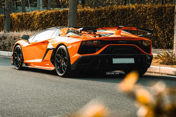 Nhắc đến dòng Aventador SVJ, dù là Coupe hay Roadster, thì cũng không thể bỏ qua hệ thống khí động chủ động ALA thế hệ mới nhất, bao gồm cản trước, cánh chia gió trước, khe gió trên nắp động cơ và cánh gió cỡ lớn phía sau...tất cả đều làm từ sợi carbon.