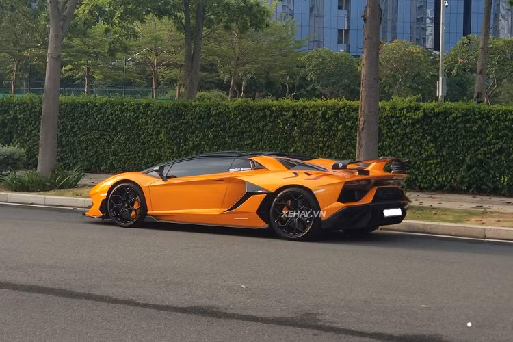Ngoài việc sở hữu màu sơn ngoại thất màu cam độc nhất, chiếc Lamborghini Aventador SVJ Roadster này mới đây còn được chủ nhân nâng cấp một chi tiết khiến nhiều siêu xe khác phải “e dè”. Đó là bộ ống xả gintani hàng khủng đến từ Mỹ với âm thanh F1 khiến chiếc xe mỗi khi xuất hiện trên phố như một con quái vật thực sự. 