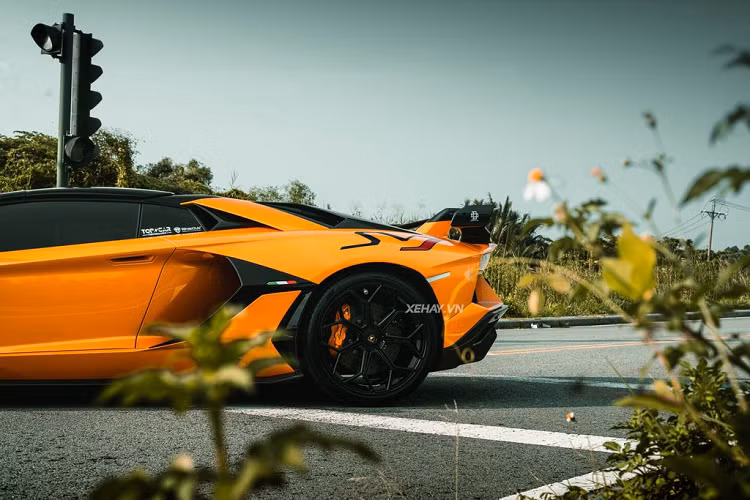 "Trái tim" của Aventador SVJ Roadster là khối động cơ hút khí tự nhiên V12 6.5L cho công suất 770 mã lực và mô-men cực đại 720 Nm. Kết hợp với hộp số bán tự động ISR 7 cấp và hệ dẫn động 4 bánh, siêu phẩm này dễ dàng bứt tốc từ 0 - 100 km/h trong 2,8 giây, trước khi cán tốc độ tối đa 350 km/h.