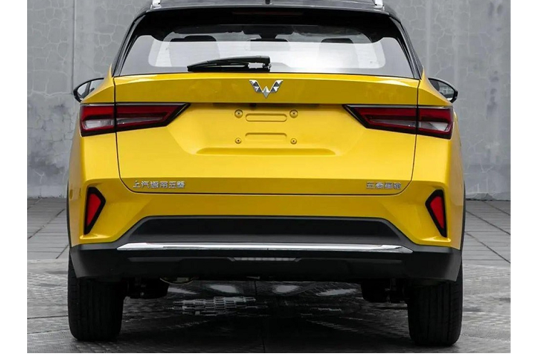 Được định vị trong phân khúc SUV hạng B, Wuling Xing Chi 2023 mới có kích thước khá nhỏ, bao gồm chiều dài 4.365 mm, chiều rộng 1.750 mm, chiều cao 1.640 mm và chiều dài cơ sở 2.550 mm. So với những đối thủ cùng phân khúc SUV hạng B như Honda HR-V hay Toyota Corolla Cross, mẫu xe Trung Quốc này bé hơn đáng kể.