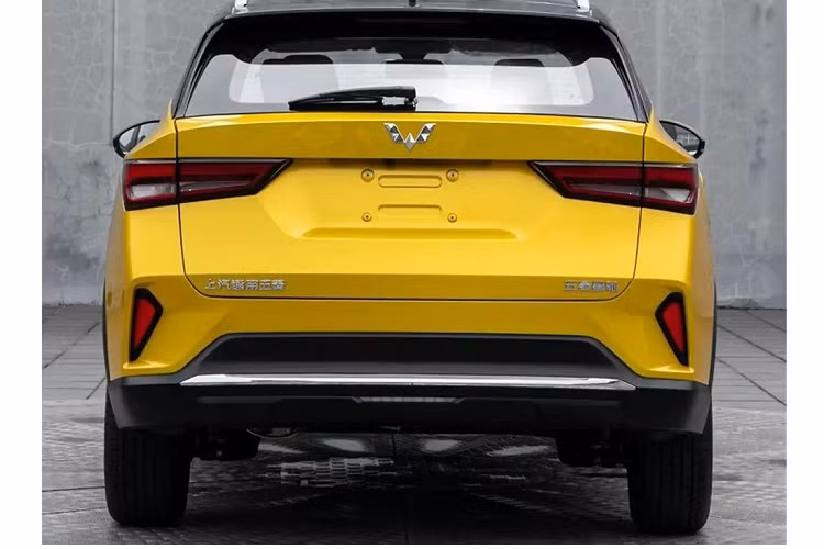 Được định vị trong phân khúc SUV hạng B, Wuling Xing Chi 2023 mới có kích thước khá nhỏ, bao gồm chiều dài 4.365 mm, chiều rộng 1.750 mm, chiều cao 1.640 mm và chiều dài cơ sở 2.550 mm. So với những đối thủ cùng phân khúc SUV hạng B như Honda HR-V hay Toyota Corolla Cross, mẫu xe Trung Quốc này bé hơn đáng kể.