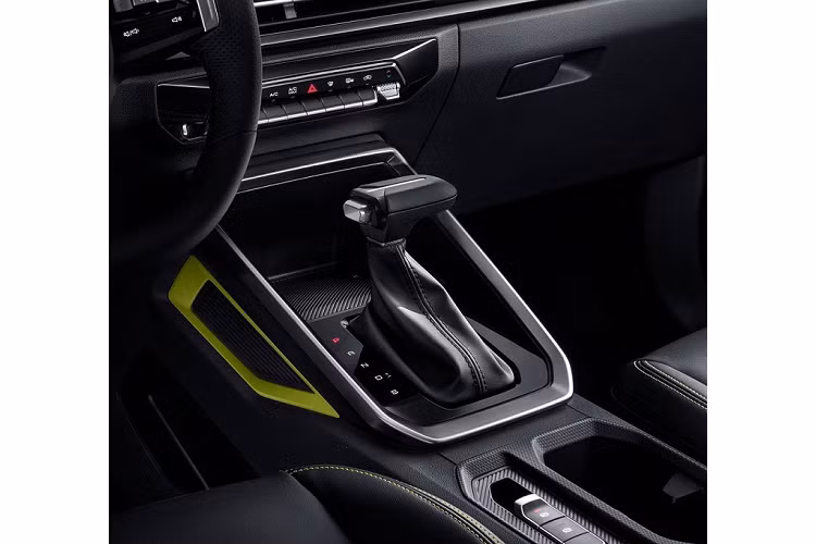 Đằng sau Wuling Xing Chi 2023 xuất hiện đèn hậu nằm ngang nhưng nối liền với nhau như xu hướng hiện hành. Trên cửa cốp cũng có logo hình đôi cánh màu bạc của nhà sản xuất. Cuối cùng là đèn phản quang hình tam giác và nẹp mạ crôm trên cản trước/sau.