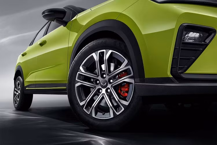 Nhắm đến đối tượng khách hàng là giới trẻ, Wuling Xing Chi 2023 được áp dụng ngôn ngữ thiết kế "Wing Dynamic Aesthetics". Trên đầu xe, mẫu SUV hạng B này được trang bị lưới tản nhiệt màu đen cỡ lớn, tích hợp logo hình đôi cánh màu bạc của thương hiệu Wuling. Các mắt lưới xung quanh logo đều được mạ crôm để tạo điểm nhấn.