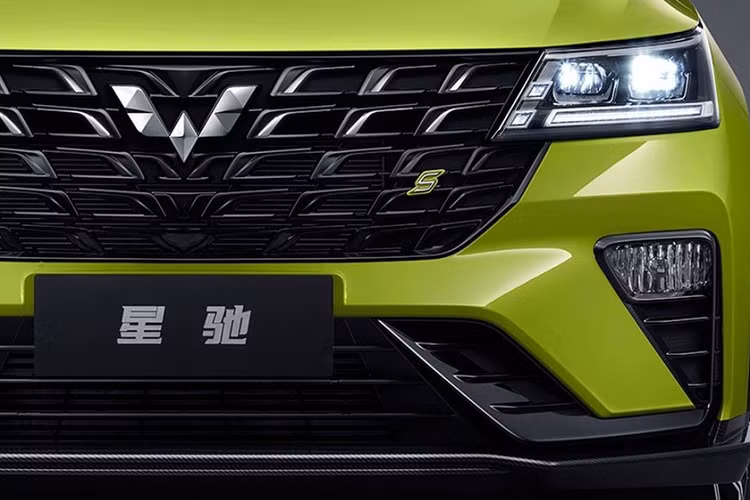 Kéo dài từ đèn pha đến cột C của xe là đường dập gân nổi bật. Ngoài ra, xe còn nẹp hốc bánh màu đen và nẹp trang trí trên cửa cũng như baga nóc màu bạc. Trong khi đó, vành la-zăng của xe sẽ thay đổi tùy theo phiên bản. Ở bản thấp, xe sẽ dùng vành thép với ốp mâm màu bạc. 