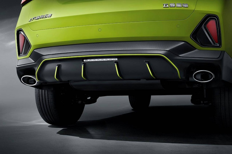 Lưới tản nhiệt của Wuling Xing Chi 2023 không có viền nên nối liền với cụm đèn pha ở hai bên. Bên trong cụm đèn pha còn có dải đèn LED định vị ban ngày hình chữ "L". Tiếp đến là hốc gió trung tâm khá rộng và hốc đèn sương mù trước hình tam giác ở hai góc cản trước.