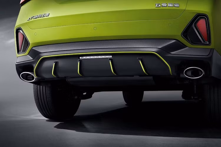 Lưới tản nhiệt của Wuling Xing Chi 2023 không có viền nên nối liền với cụm đèn pha ở hai bên. Bên trong cụm đèn pha còn có dải đèn LED định vị ban ngày hình chữ "L". Tiếp đến là hốc gió trung tâm khá rộng và hốc đèn sương mù trước hình tam giác ở hai góc cản trước.