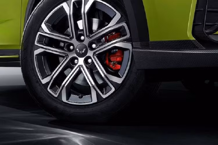 Đặc biệt, xe còn có cả phiên bản S, so với bản tiêu chuẩn, bản S có những chi tiết thiết kế riêng như lưới tản nhiệt, đèn pha LED sắc sảo, dải đèn LED định vị ban ngày, cản trước/sau, hốc đèn sương mù trước, vành la-zăng hợp kim đa chấu, cùm phanh màu đỏ, đèn phản quang phía sau, 2 đầu ống xả và bộ khuếch tán gió sơn cùng màu thân xe. Trên lưới tản nhiệt của xe còn có thêm logo "S" như dấu hiệu nhận biết.