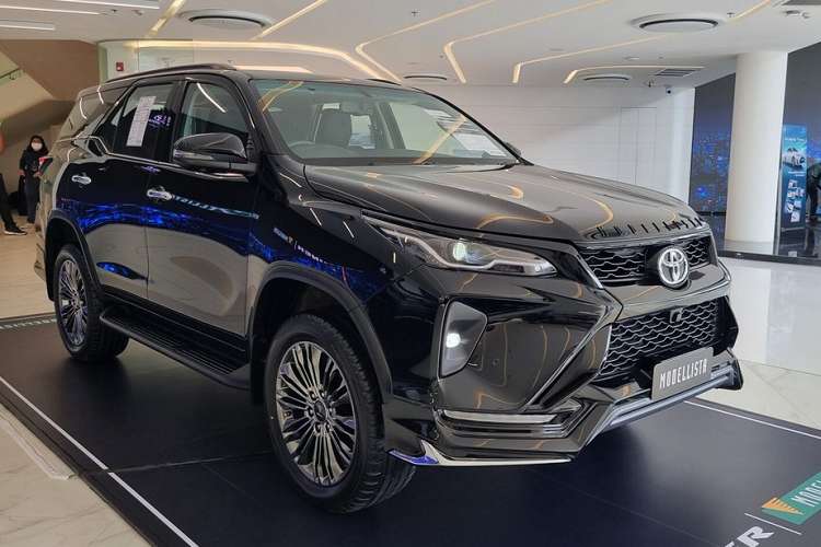 Không chỉ Vios thế hệ mới, hãng Toyota còn lắp bộ phụ kiện Modellista cho mẫu SUV hạng trung Fortuner ở thị trường Thái Lan. Tương tự Vios, Toyota Fortuner Modellista 2023 mới cũng chỉ thay đổi nhẹ ở ngoại hình. Theo hãng Toyota, gói phụ kiện Modellista chỉ lắp cho Fortuner Leader và Legende