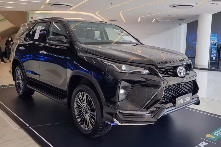 Không chỉ Vios thế hệ mới, hãng Toyota còn lắp bộ phụ kiện Modellista cho mẫu SUV hạng trung Fortuner ở thị trường Thái Lan. Tương tự Vios, Toyota Fortuner Modellista 2023 mới cũng chỉ thay đổi nhẹ ở ngoại hình. Theo hãng Toyota, gói phụ kiện Modellista chỉ lắp cho Fortuner Leader và Legende