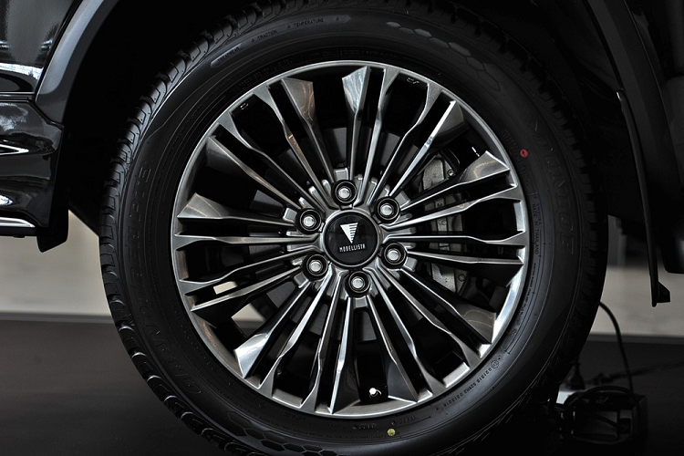 Toyota Fortuner 2023 đã chính thức trình làng ở thị trường Thái Lan vào hồi đầu tháng 8 năm nay. Tương tự trước đây, Toyota Fortuner 2023 tại Thái Lan cũng được chia thành phiên bản thường, Legender và GR Sport. Tuy nhiên, phiên bản thường của dòng SUV cỡ D này đã được đổi tên thành Toyota Fortuner Leader.