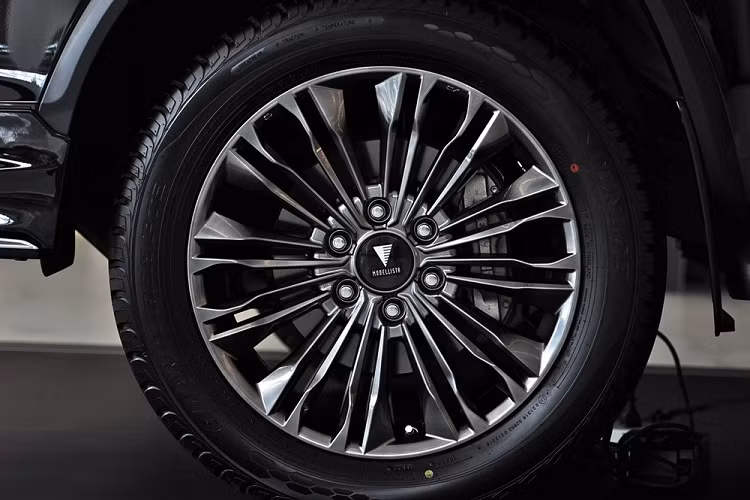 Toyota Fortuner 2023 đã chính thức trình làng ở thị trường Thái Lan vào hồi đầu tháng 8 năm nay. Tương tự trước đây, Toyota Fortuner 2023 tại Thái Lan cũng được chia thành phiên bản thường, Legender và GR Sport. Tuy nhiên, phiên bản thường của dòng SUV cỡ D này đã được đổi tên thành Toyota Fortuner Leader.