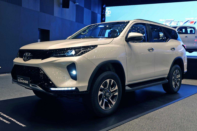 Tại thị trường Thái Lan, Toyota Fortuner Leader 2023 chỉ có 1 loại động cơ là máy dầu 4 xi-lanh, tăng áp, dung tích 2.4L, sản sinh công suất tối đa 150 mã lực và mô-men xoắn cực đại 400 Nm. Động cơ đi kèm hộp số tự động 6 cấp với lẫy chuyển số sau vô lăng và hệ dẫn động 1 cầu hoặc 2 cầu. Xe có 3 chế độ lái là Eco, Normal và Sport.