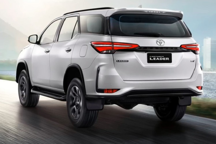 Mức giá xe Toyota Fortuner Leader 2023 dao động từ 1,371 - 1,56 triệu Baht (khoảng 957 triệu đến 1,08 tỷ đồng) cho 3 phiên bản. Trong khi đó, giá xe Toyota Fortuner Legender 2023 tại thị trường Thái Lan dao động từ 1,603 - 1,859 triệu Baht (1,11 - 1,29 tỷ đồng).