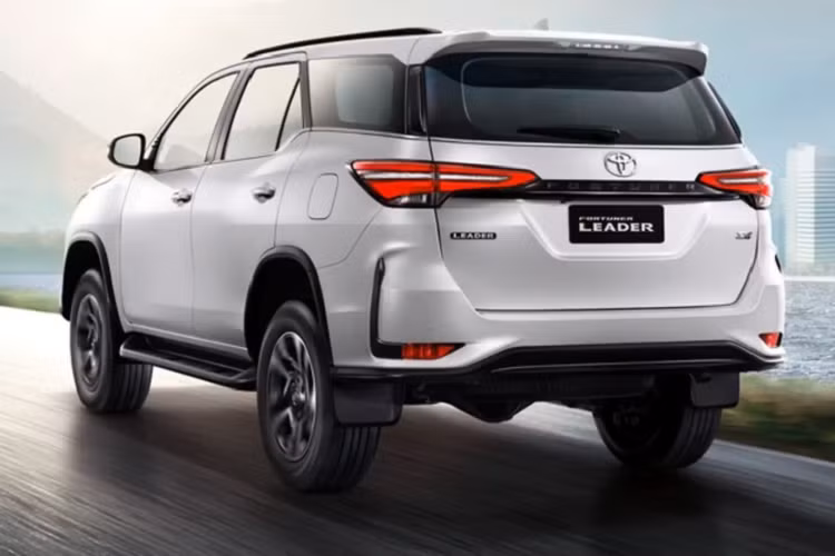Mức giá xe Toyota Fortuner Leader 2023 dao động từ 1,371 - 1,56 triệu Baht (khoảng 957 triệu đến 1,08 tỷ đồng) cho 3 phiên bản. Trong khi đó, giá xe Toyota Fortuner Legender 2023 tại thị trường Thái Lan dao động từ 1,603 - 1,859 triệu Baht (1,11 - 1,29 tỷ đồng).