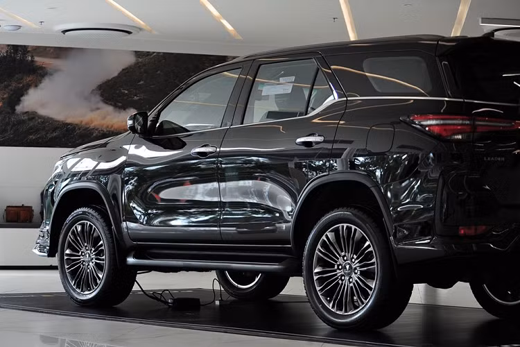 Khác với 2 phiên bản Legender và GR Sport, Toyota Fortuner Leader 2023 được nâng cấp cả ngoại hình lẫn trang bị. Trong đó, đầu xe được thiết kế khá giống với Toyota Fortuner Legender 2023. Tại đây, xe được trang bị lưới tản nhiệt và cản trước mới, tích hợp hốc gió trung tâm cỡ lớn