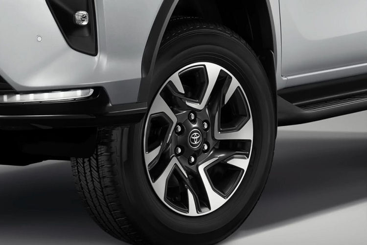 Cuối cùng là logo "Leader" màu đen trên cửa cốp và màu sơn trắng Platinum White Pearl mới. Bên trong Toyota Fortuner Leader 2023 là nội thất bọc da màu đen với vô lăng chỉnh 4 hướng, ghế trước chỉnh điện 6 hướng, bảng đồng hồ đi kèm màn hình màu đa thông tin 4,2 inch, màn hình cảm ứng 8 inch.