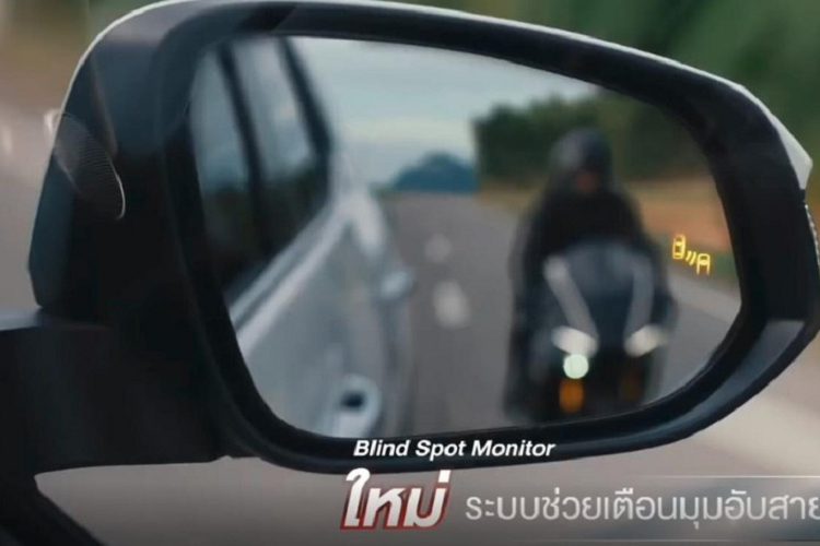 Thay đổi còn lại của Toyota Fortuner Leader 2023 tại thị trường Thái Lan là những trang bị an toàn mới như cảm biến khoảng cách trước/sau, cảnh báo điểm mù và cảnh báo phương tiện cắt ngang khi lùi. Đáng tiếc là xe vẫn chưa có phanh tay điện tử và tính năng tự động giữ phanh tạm thời dù giá không rẻ.