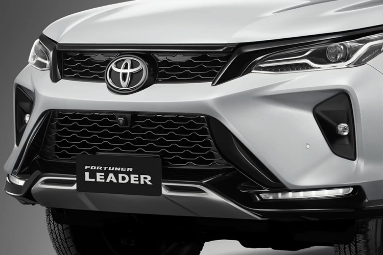 Cả hai chi tiết này đều được bao quanh bằng viền màu đen bóng. Thêm vào đó là đèn pha LED, đèn sương mù trước nằm trong hốc đen bóng và dải đèn LED định vị ban ngày trên cản trước. Ngoài ra, Toyota Fortuner Leader 2023 còn được bổ sung bộ vành hợp kim 18 inch có thiết kế 5 chấu kép, sơn 2 màu thể thao, giống với bản Legender, bệ bước chân màu đen và cản sau mới.