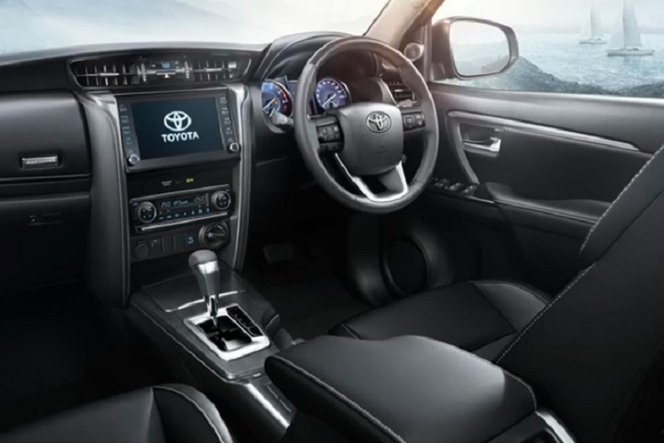 Xe cũng được trợ Apple CarPlay/Android Auto, gương chiếu hậu chống chói, nút bấm khởi động máy, hệ thống điều hòa tự động, hệ thống âm thanh 6 loa, 2 ổ điện 12V, 1 ổ AC 220V và hệ thống lọc không khí PM2.5.