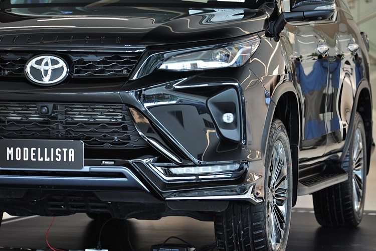 Trên mẫu xe SUV Toyota Fortuner Leader 2023 được bổ sung bộ vành la-zăng mới có đường kính 20 inch và thiết kế đa chấu, sơn màu xám. Ốp trục bánh của xe có thêm logo "Modellista" trong khi lốp có kích thước 265/50 R20.Tại thị trường Thái Lan, gói phụ kiện Modellista có giá 69.500 Baht (48,5 triệu đồng) dành cho Toyota Fortuner Leader 2023 và 59.500 Baht (41,5 triệu đồng) dành cho Fortuner Legender.