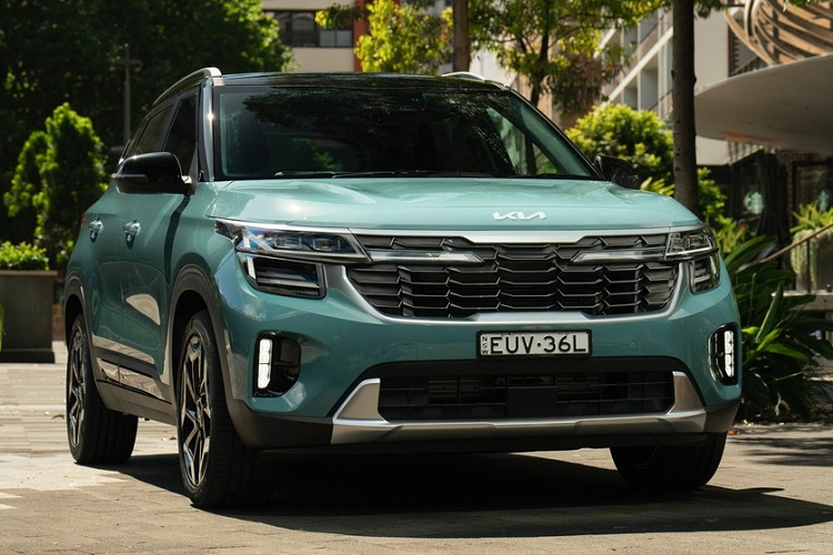 Cụ thể, giá xe Kia Seltos 2023 khởi điểm là 29.500 đô la Úc (tương đương 19.956 đô la Mỹ hay 485 triệu đồng) sẽ dành cho bản S, con số này sẽ tăng lên 32.700 đô la Úc, (khoảng 22.121 đô la, tương đương 538 triệu đồng) cho bản thể thao.