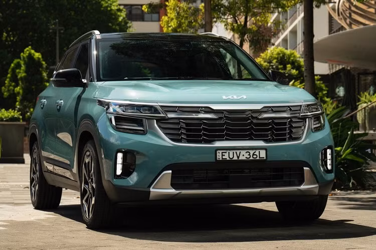 Cụ thể, giá xe Kia Seltos 2023 khởi điểm là 29.500 đô la Úc (tương đương 19.956 đô la Mỹ hay 485 triệu đồng) sẽ dành cho bản S, con số này sẽ tăng lên 32.700 đô la Úc, (khoảng 22.121 đô la, tương đương 538 triệu đồng) cho bản thể thao.