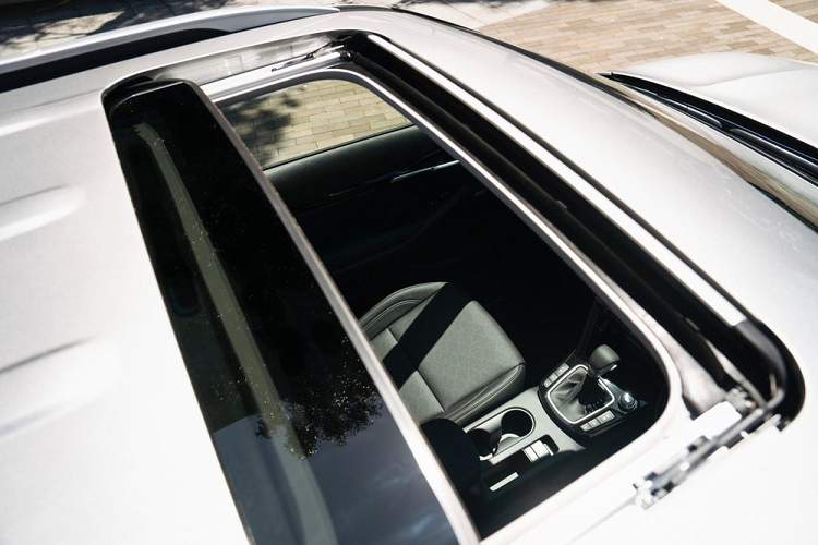 Đáng quan tâm là động cơ 4 xi-lanh, dung tích 2.0 lít nói trên không thay đổi nhiều so với Seltos trước khi được nâng cấp nhưng Kia Seltos 2023 trang bị động cơ tăng áp 1.6 lít được hưởng lợi từ công suất cao hơn 12%, cùng một mô-men xoắn và tiết kiệm nhiên liệu hơn nhờ trục cam và van mới hệ thống điều khiển và một hệ thống quản lý nhiệt tích hợp.