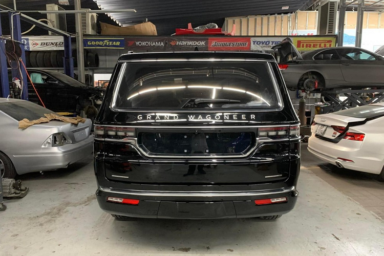 Giá xe Jeep Grand Wagoneer 2022 đầu tiên về Việt Nam chưa được tiết lộ, chỉ biết rằng xe được nhập khẩu không chính hãng. Ở tại thị trường nước ngoài, mức giá dành cho Jeep Grand Wagoneer 2022 tương đương từ khoảng 2 tỷ đến 2,37 tỷ đồng.