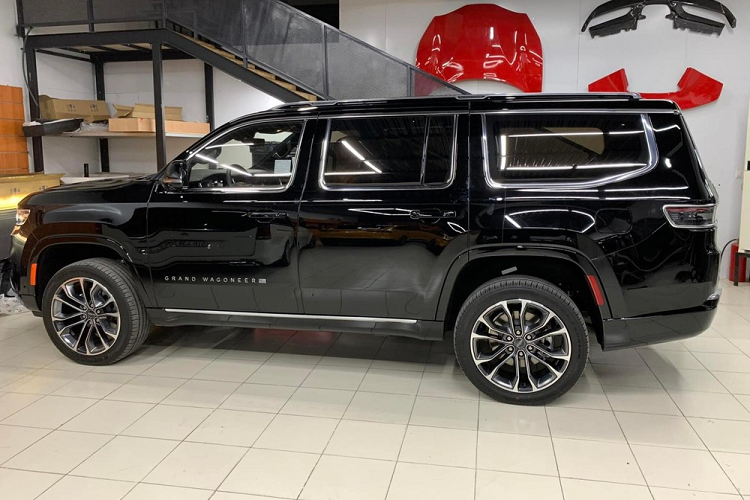 Sau gần nửa năm nhá hàng, chiếc SUV hạng sang cỡ lớn Jeep Grand Wagoneer 2022 đầu tiên đã có mặt tại dải đất hình chữ S. Được biết tốc độ để từ bản concept sang sản xuất đại gia của mẫu xe SUV Jeep Grand Wagoneer 2022 đã được hãng xe Mỹ đẩy nhanh tiến độ hiện thực hóa vì khách hàng phản hồi quá ấn tượng so với suy nghĩ của hãng.