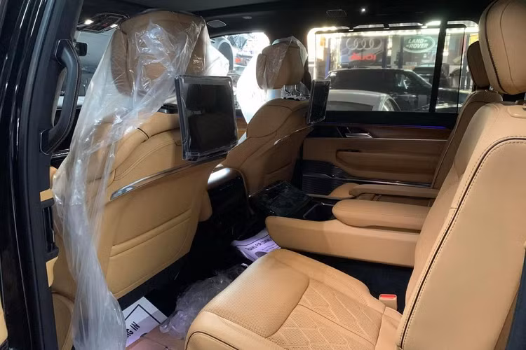 Chiếc xe Jeep Grand Wagoneer 2022 đầu tiên về đến Việt Nam thuộc bản cao cấp nhất nên sở hữu hàng loạt đồ chơi như 2 màn hình 10,1 inch cho hành khách phía sau và màn hình cảm ứng 10,25 inch để chỉnh các tính năng tiện nghi ở hàng ghế giữa, màn hình cảm ứng 10,25 inch ở trước mặt ghế phụ lái.