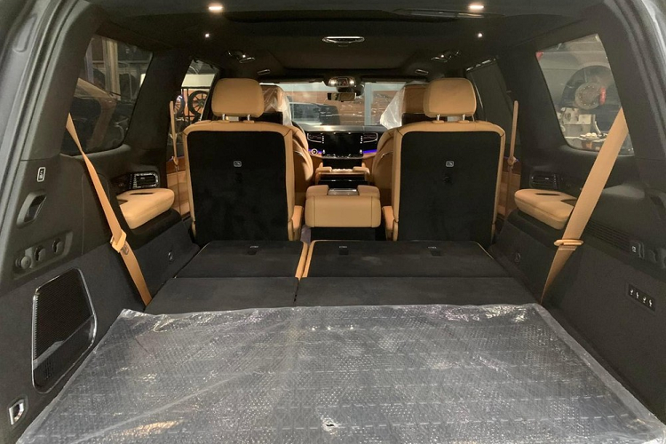 Jeep Grand Wagoneer 2022 độc nhất Việt Nam được trang bị động cơ máy xăng V8, dung tích 5.7 lít, kết hợp với mô-tơ điện/máy phát điện chạy bằng dây cu-roa eTorque 48 V nhằm sản sinh ra công suất tối đa 392 mã lực cùng mô-men xoắn cực đại 548 Nm.