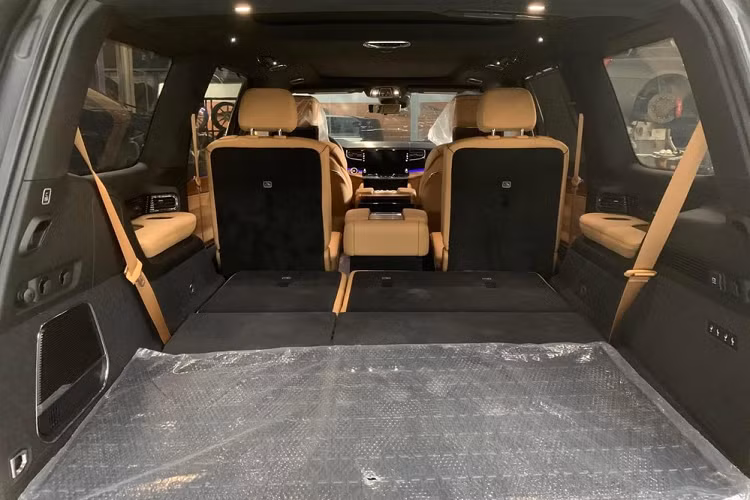 Jeep Grand Wagoneer 2022 độc nhất Việt Nam được trang bị động cơ máy xăng V8, dung tích 5.7 lít, kết hợp với mô-tơ điện/máy phát điện chạy bằng dây cu-roa eTorque 48 V nhằm sản sinh ra công suất tối đa 392 mã lực cùng mô-men xoắn cực đại 548 Nm.