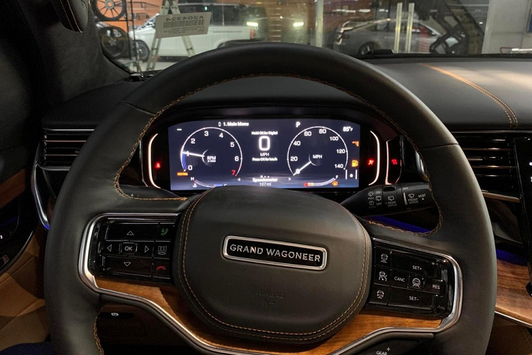 Hai ghế thương gia nằm độc lập, ghế trước chỉnh điện 24 hướng với tính năng nhớ vị trí và mát-xa, núm xoay chọn số bằng nhôm, hệ thống thông tin giải trí Uconnect 5 cùng màn hình giải trí cảm ứng có kích thước 12 inch và màn hình cảm ứng 10,25 inch để chỉnh điều hòa cùng với màn hình bảng đồng hồ 12,3 inch.