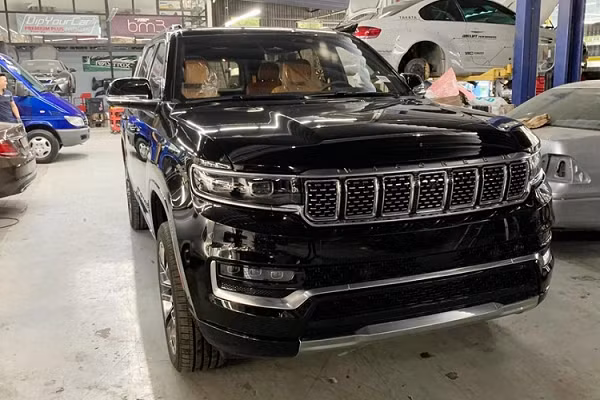 Phân khúc xe SUV hạng sang cỡ lớn tại Việt Nam lâu nay vẫn là cuộc cạnh tranh của hai gã khổng lồ Cadillac Escalade hay Lincoln Navigator L và đến nay đã có một tân binh mới có thể giúp cho các đại gia Việt thêm sự lựa chọn hoàn hảo đó chính là Jeep Grand Wagoneer 2022 mới.